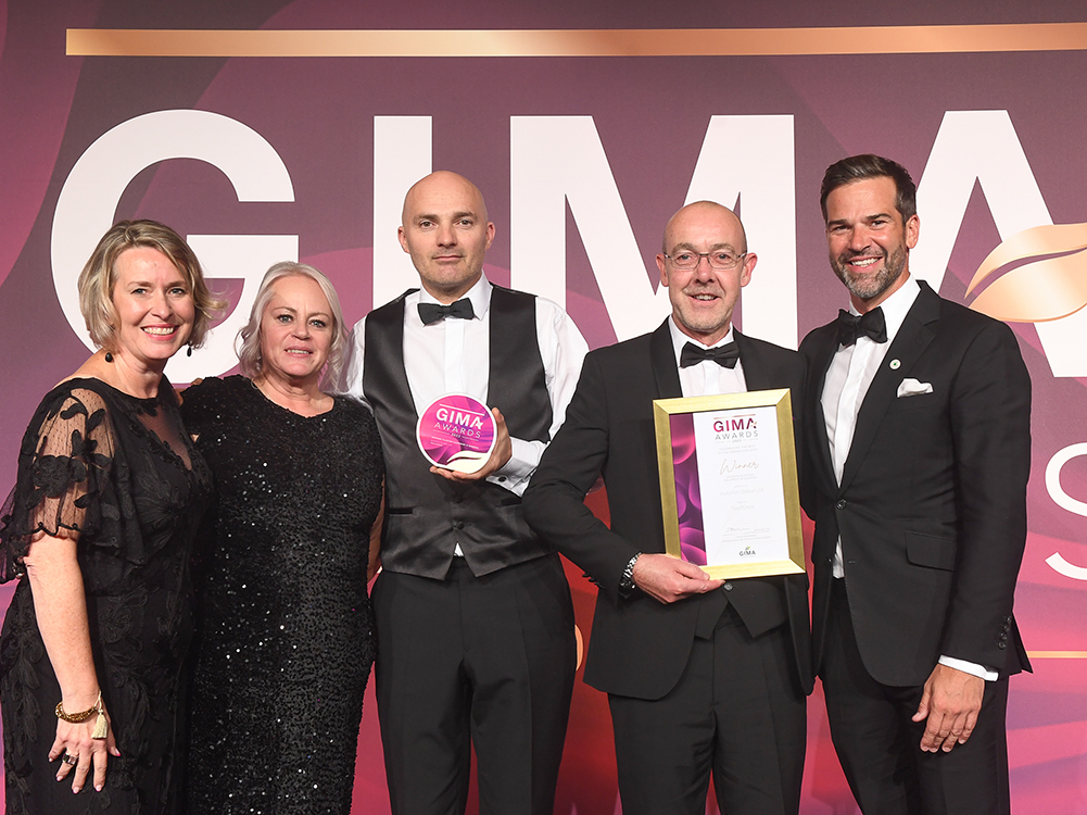 Above: AutoPot MD, Jason Ralph-Smith (2nd from Left), and Sales Manager Laurence Ritchie (Centre) accept the GIMA Award for Tray2Grow